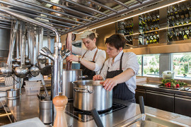 Antonia Klugmann e Arianna Dalla Valeria nella cucina del ristorante Venissa – Photo ©Mattia Mionetto