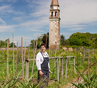 Antonia Klugmann negli orti della tenuta di Venissa – Photo ©Mattia Mionetto