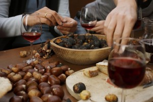 Castagne arrostite e vino rosso novello chiudono la serie di vini e pietanze servite durante il tradizionale Törggelen.